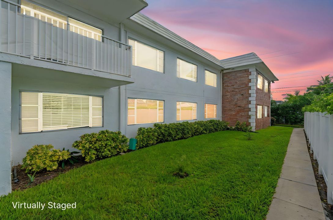 For Sale: $159,999 (2 beds, 2 baths, 930 Square Feet)