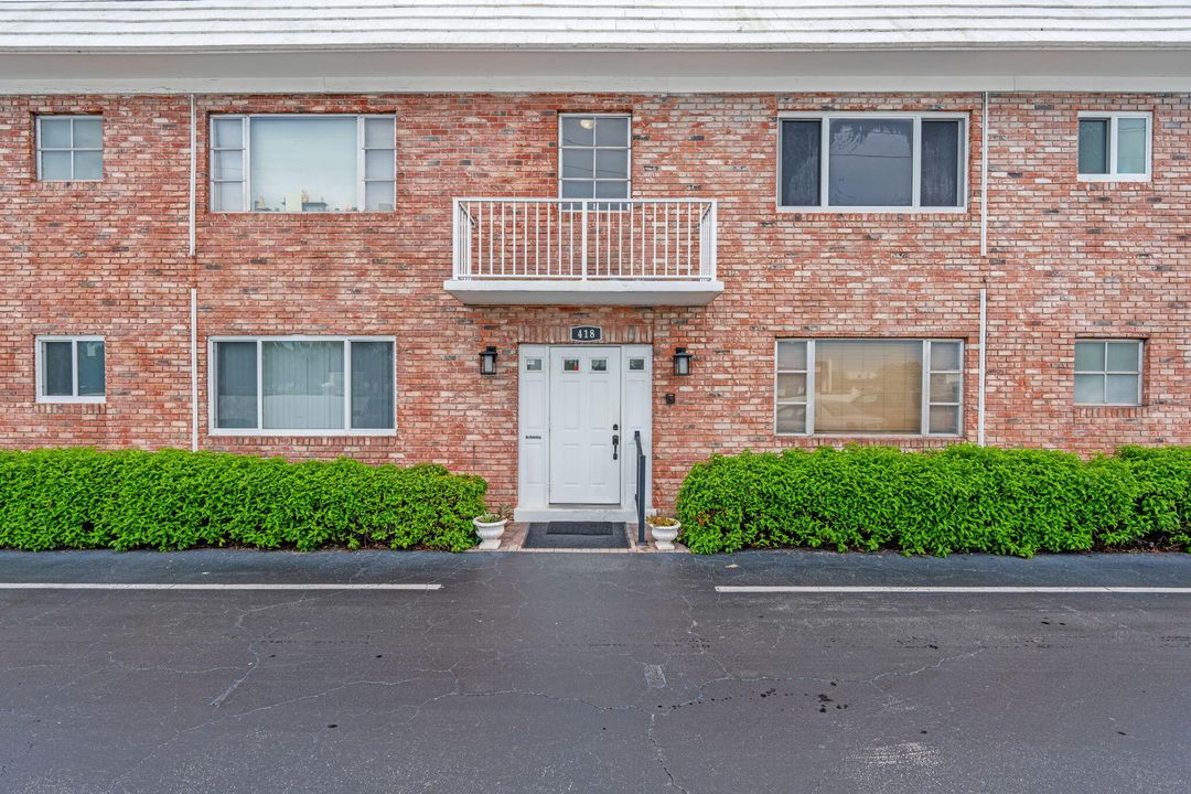 For Sale: $159,999 (2 beds, 2 baths, 930 Square Feet)