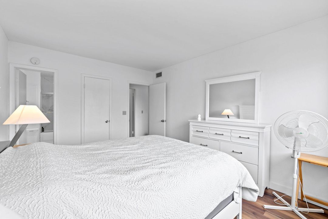 For Sale: $159,999 (2 beds, 2 baths, 930 Square Feet)