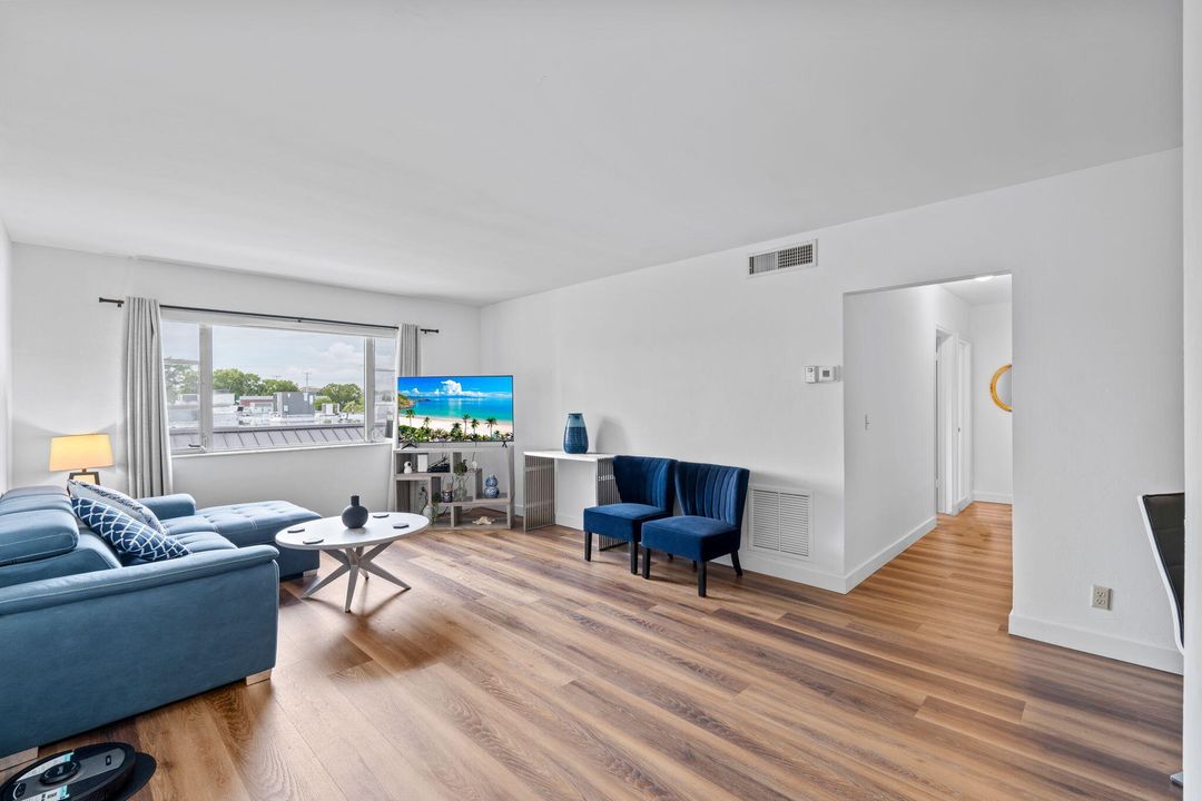 For Sale: $159,999 (2 beds, 2 baths, 930 Square Feet)