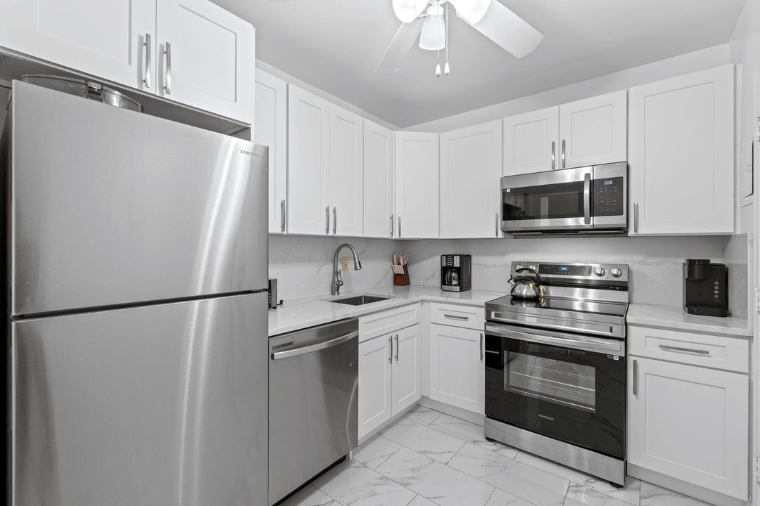 For Sale: $159,999 (2 beds, 2 baths, 930 Square Feet)