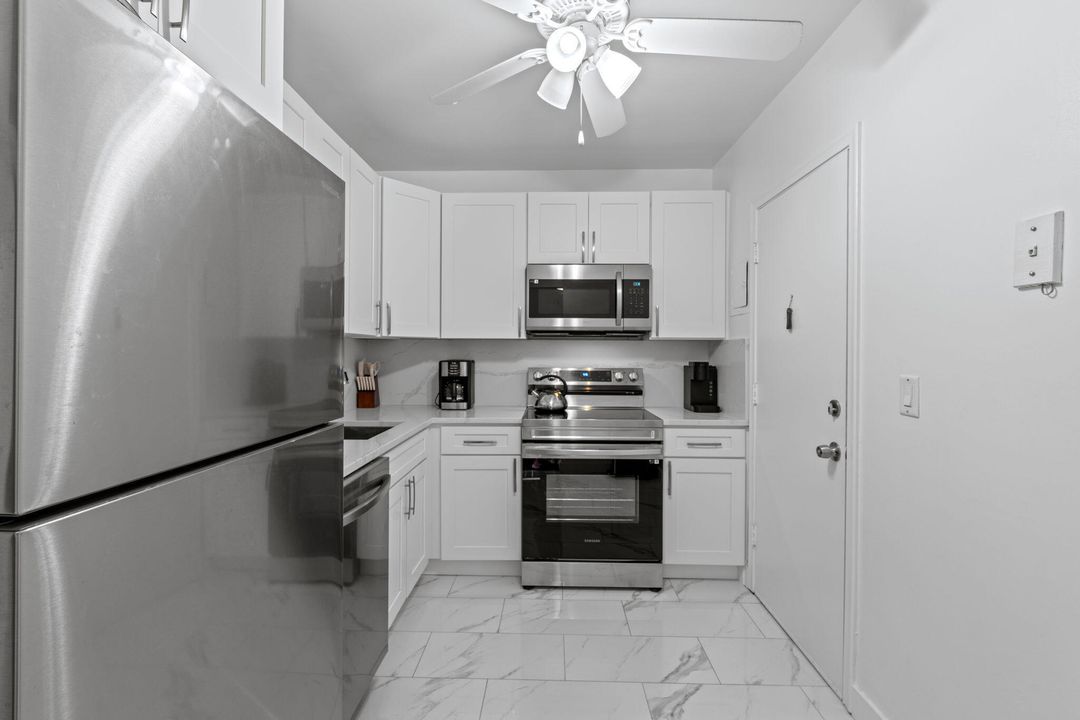 For Sale: $159,999 (2 beds, 2 baths, 930 Square Feet)