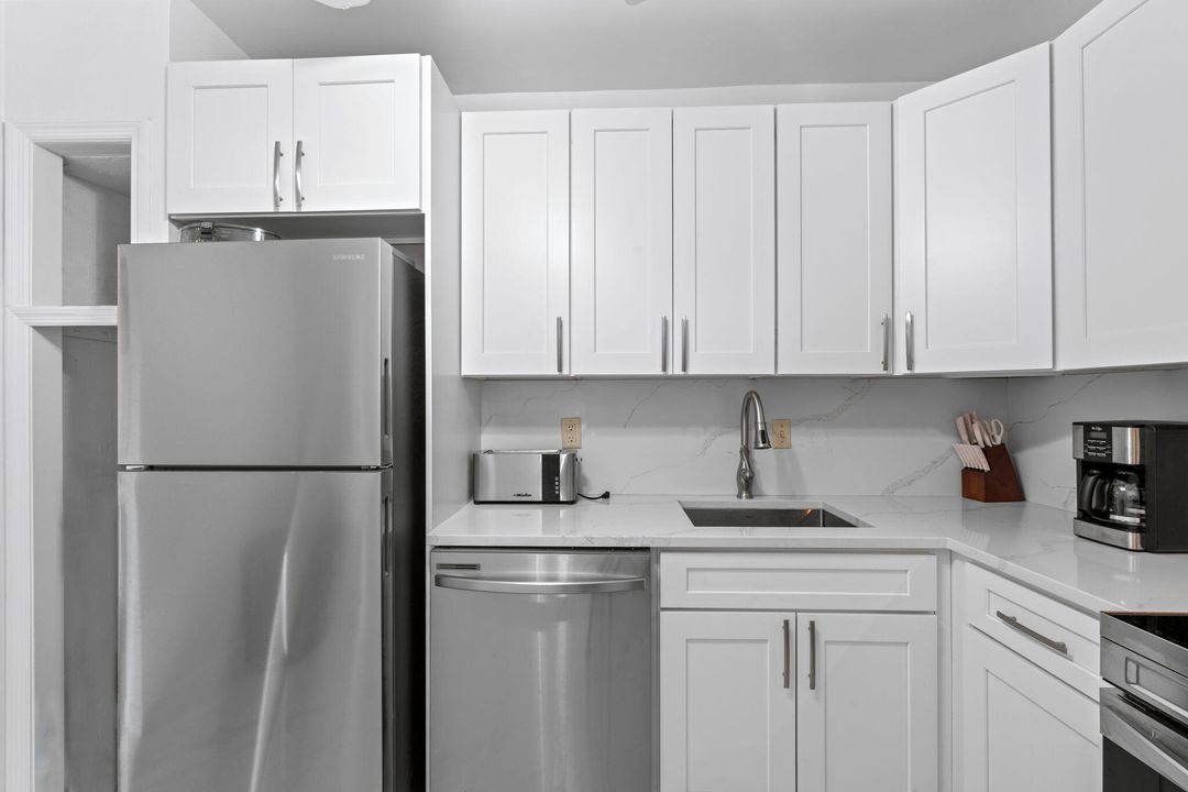 For Sale: $159,999 (2 beds, 2 baths, 930 Square Feet)