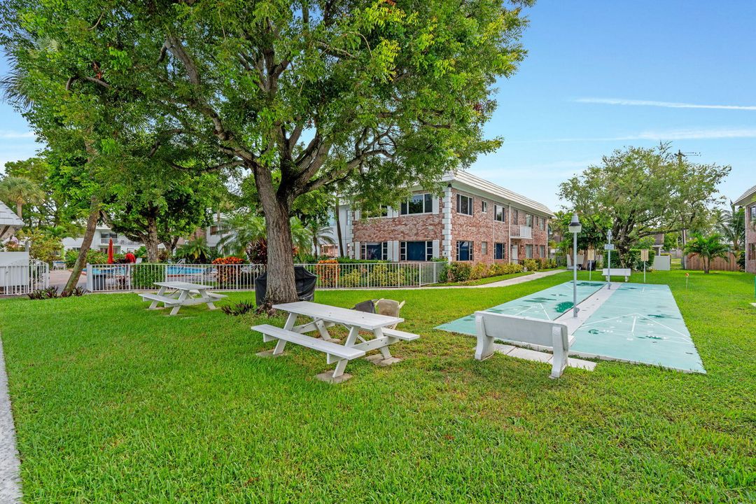 For Sale: $159,999 (2 beds, 2 baths, 930 Square Feet)