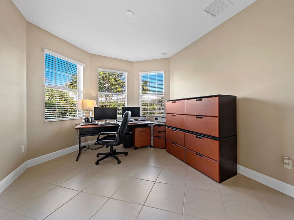 Active With Contract: $335,000 (2 beds, 2 baths, 1735 Square Feet)