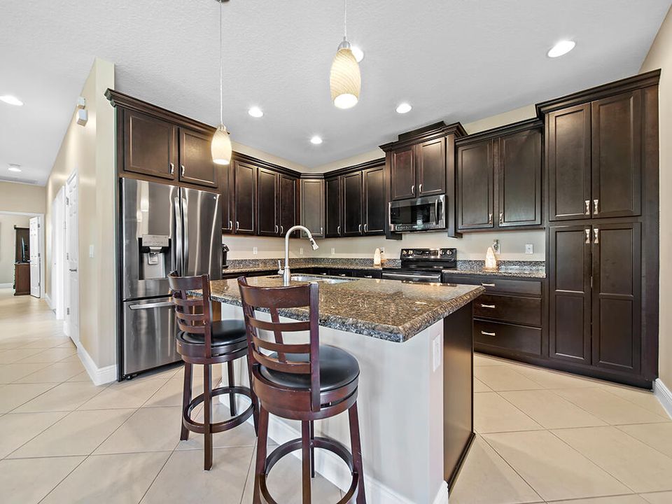 Active With Contract: $335,000 (2 beds, 2 baths, 1735 Square Feet)