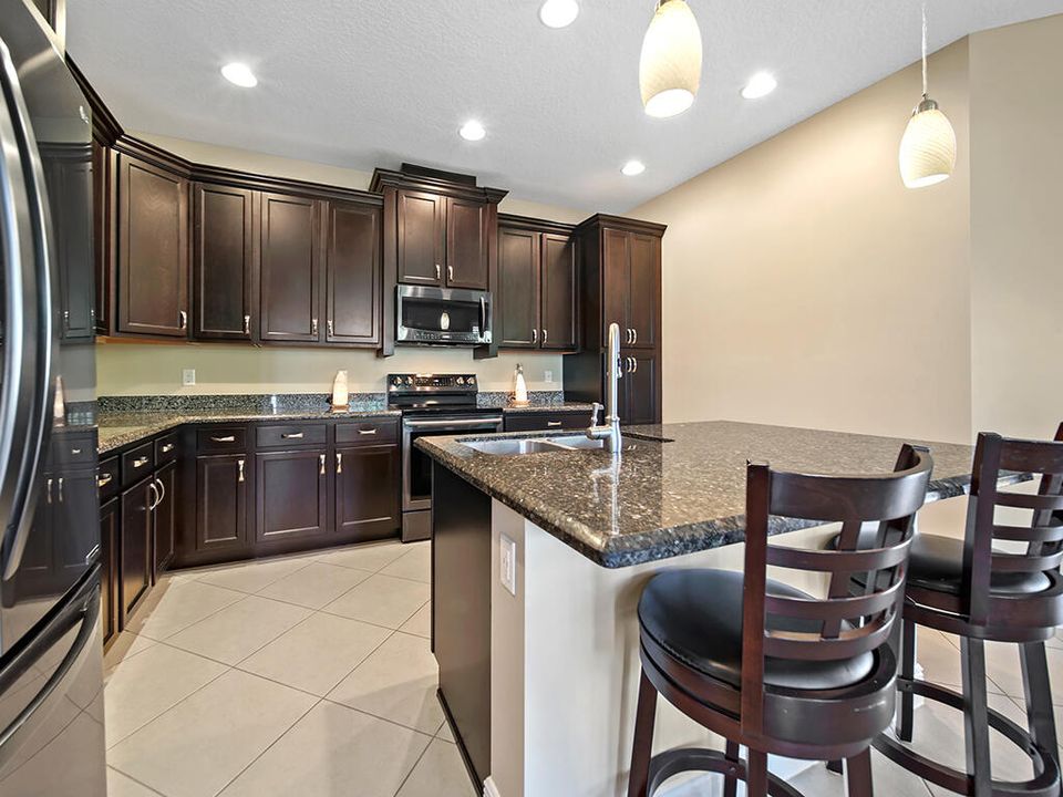 Active With Contract: $335,000 (2 beds, 2 baths, 1735 Square Feet)