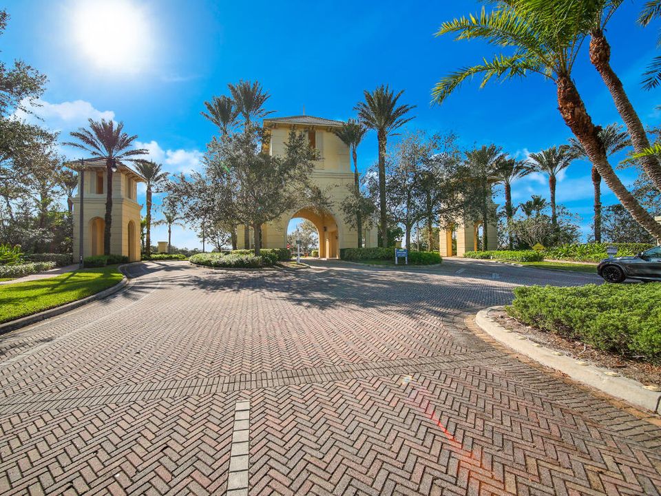 Active With Contract: $335,000 (2 beds, 2 baths, 1735 Square Feet)