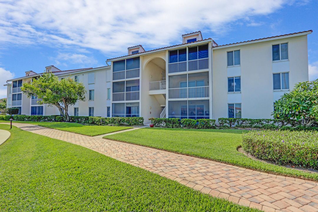 For Rent: $4,500 (2 beds, 2 baths, 1090 Square Feet)