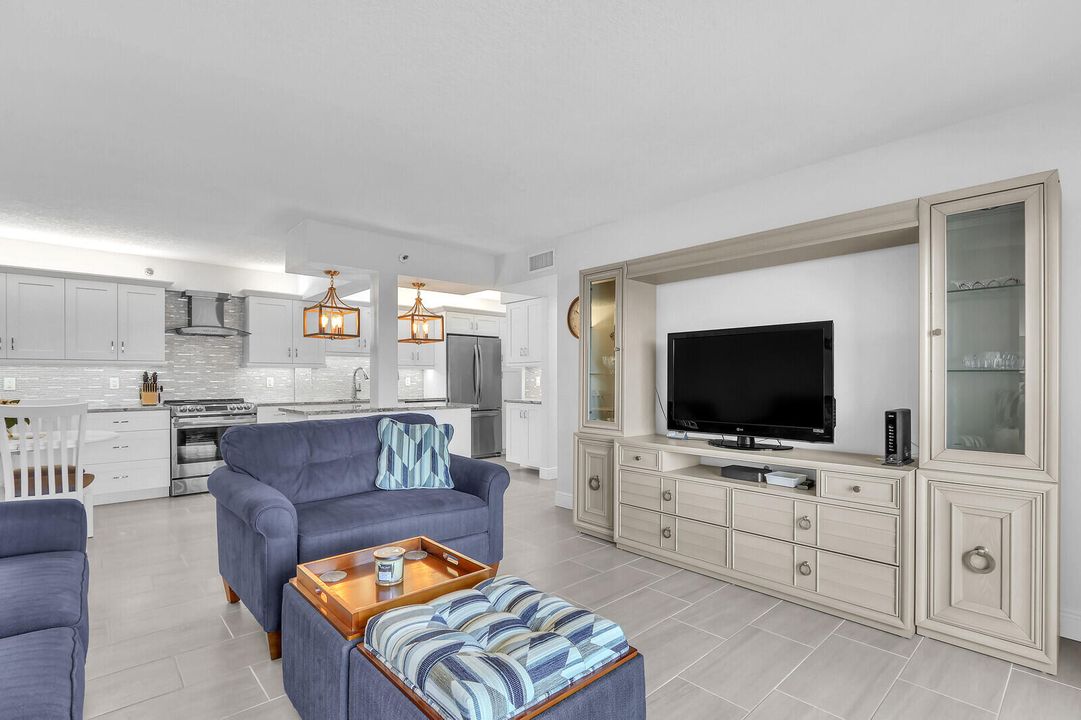 For Rent: $4,500 (2 beds, 2 baths, 1090 Square Feet)