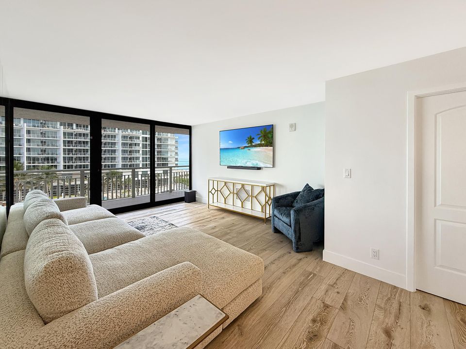 合同活跃: $5,100 (1 贝兹, 1 浴室, 1000 平方英尺)