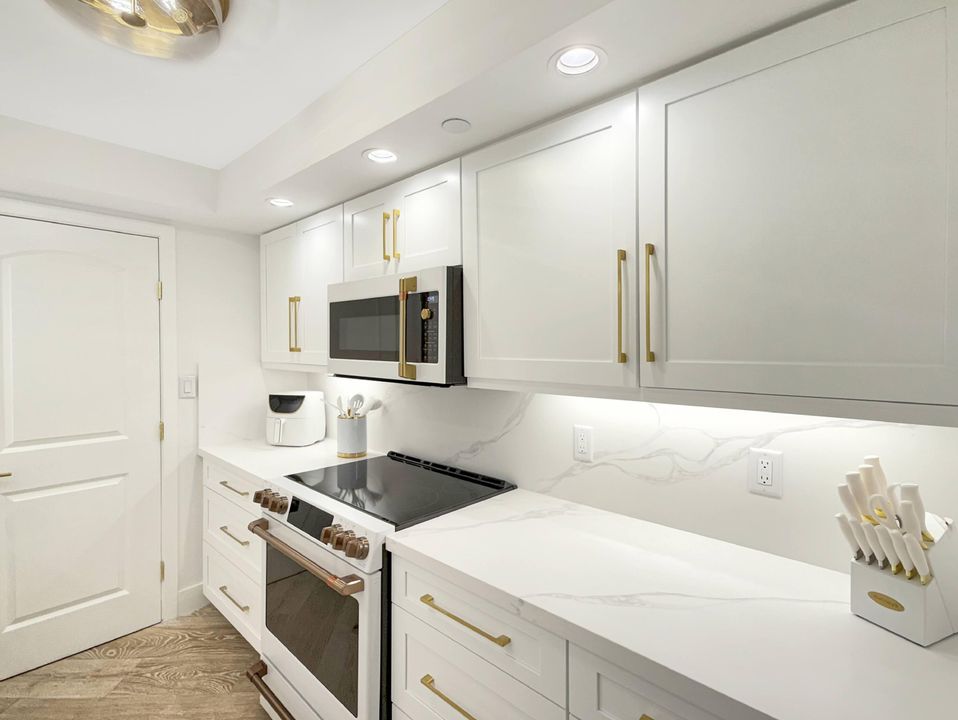 合同活跃: $5,100 (1 贝兹, 1 浴室, 1000 平方英尺)