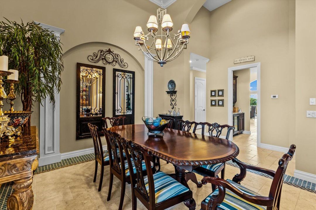 Под контрактом: $1,950,000 (3 спален, 3 ванн, 4243 Квадратных фут)