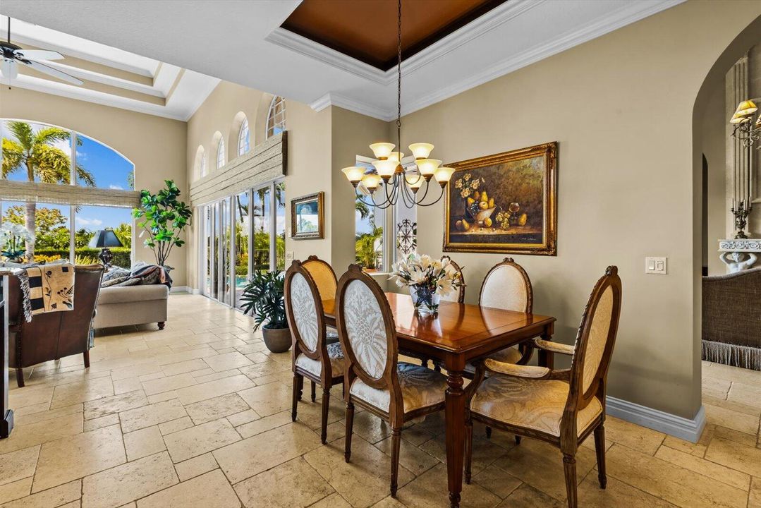 Под контрактом: $1,950,000 (3 спален, 3 ванн, 4243 Квадратных фут)