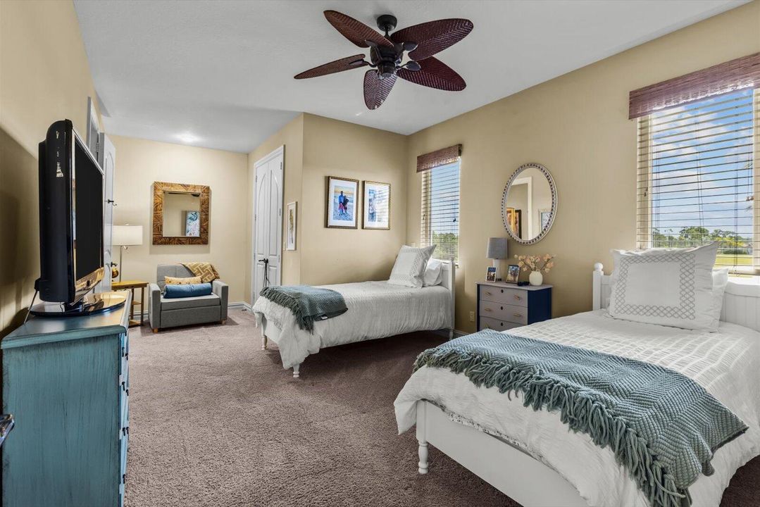 Под контрактом: $1,950,000 (3 спален, 3 ванн, 4243 Квадратных фут)