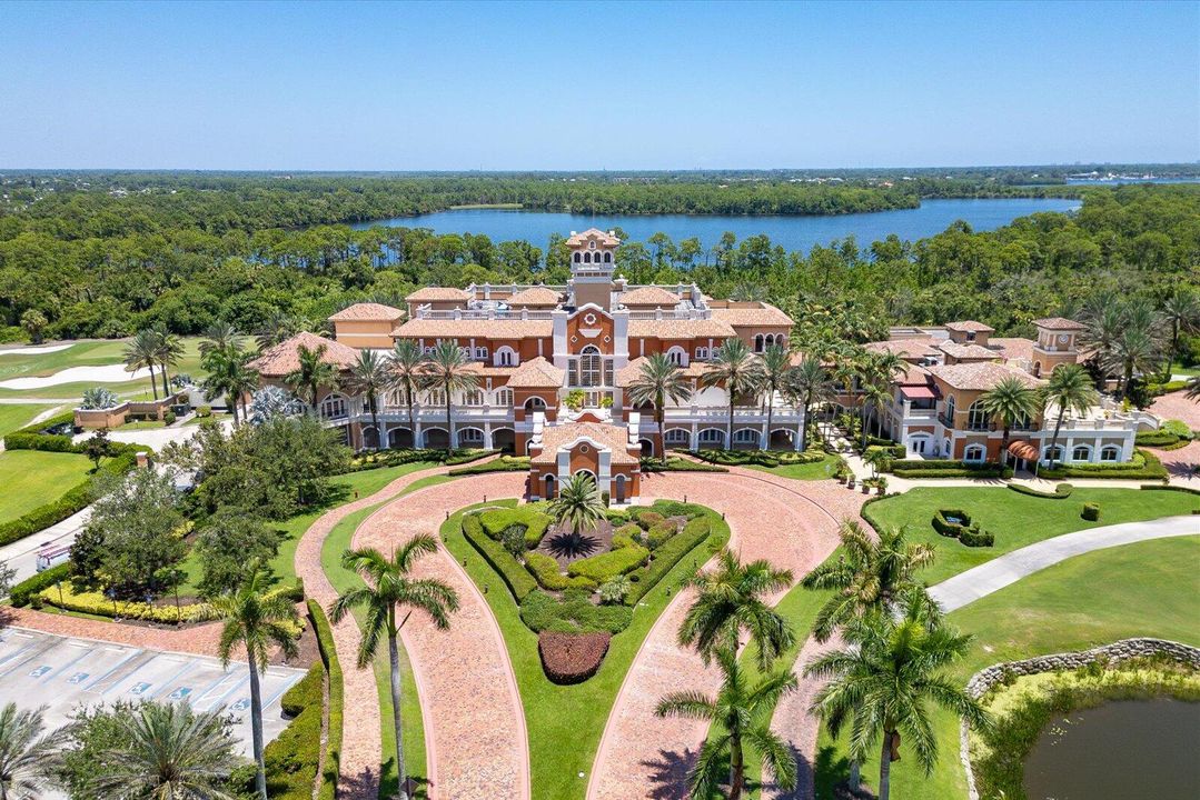 Под контрактом: $1,950,000 (3 спален, 3 ванн, 4243 Квадратных фут)