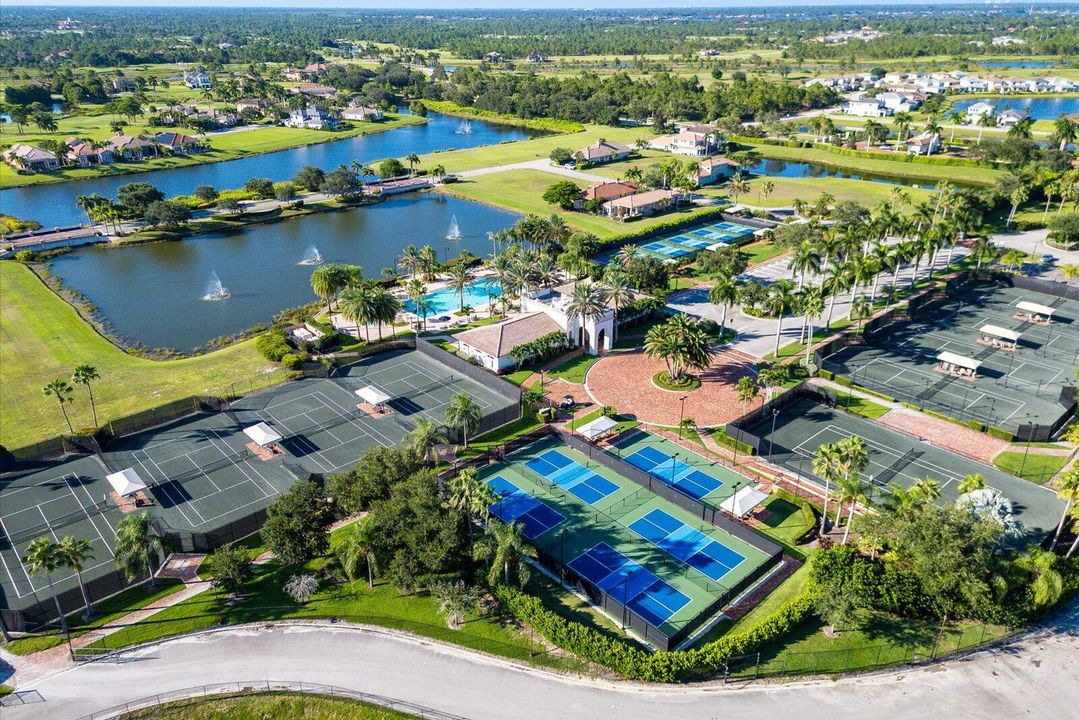 Под контрактом: $1,950,000 (3 спален, 3 ванн, 4243 Квадратных фут)