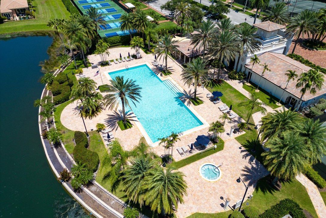 Под контрактом: $1,950,000 (3 спален, 3 ванн, 4243 Квадратных фут)