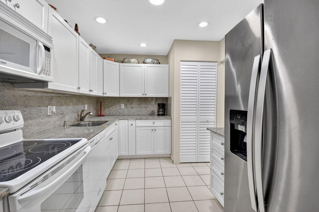 Activo con contrato: $6,000 (2 camas, 2 baños, 1383 Pies cuadrados)