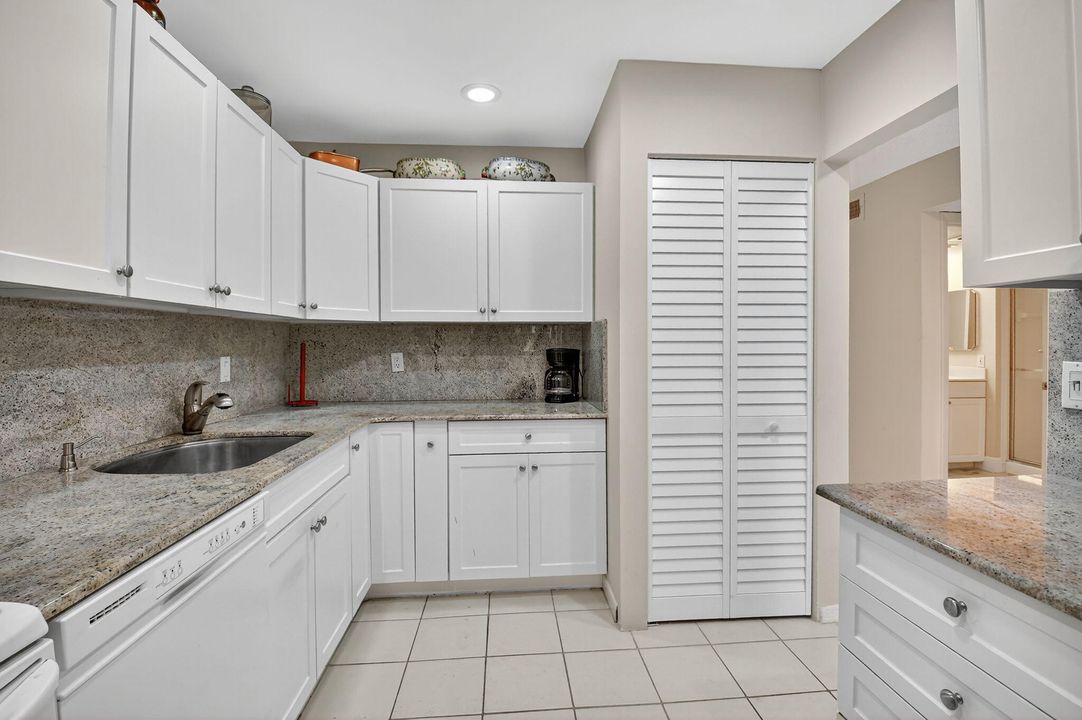 Activo con contrato: $6,000 (2 camas, 2 baños, 1383 Pies cuadrados)