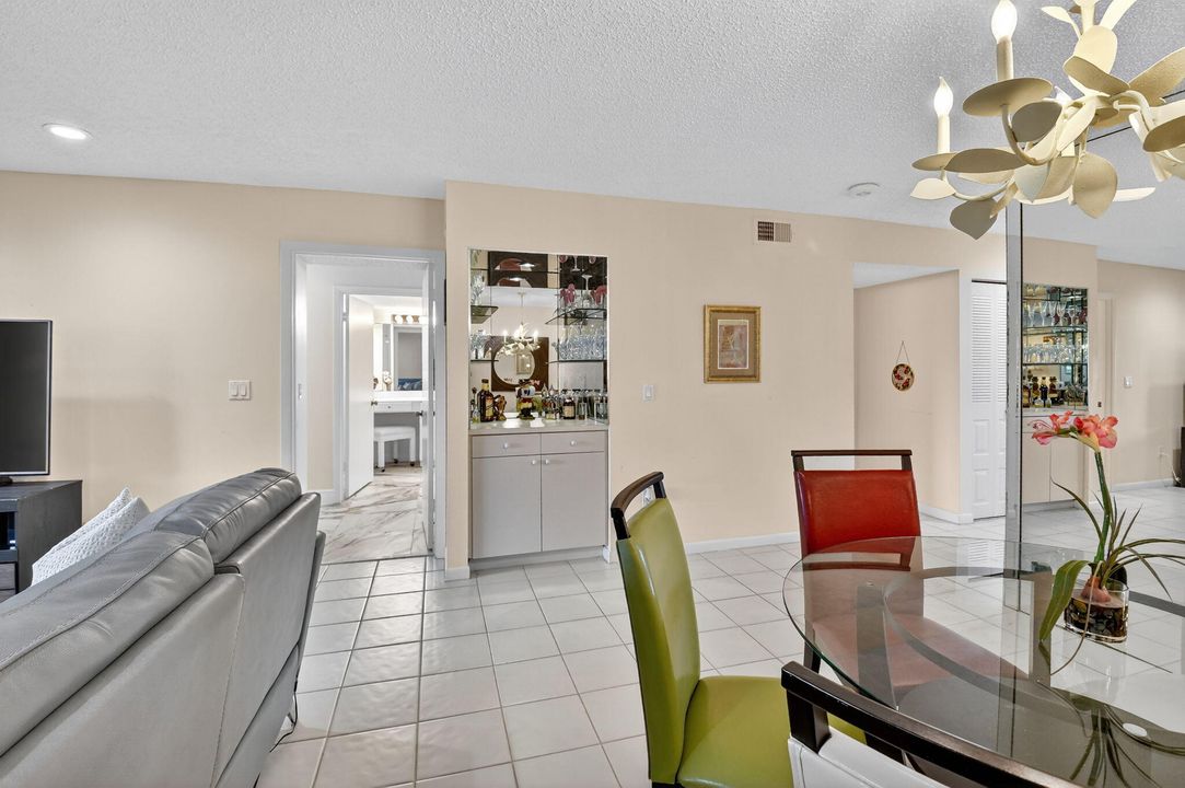 Activo con contrato: $6,000 (2 camas, 2 baños, 1383 Pies cuadrados)