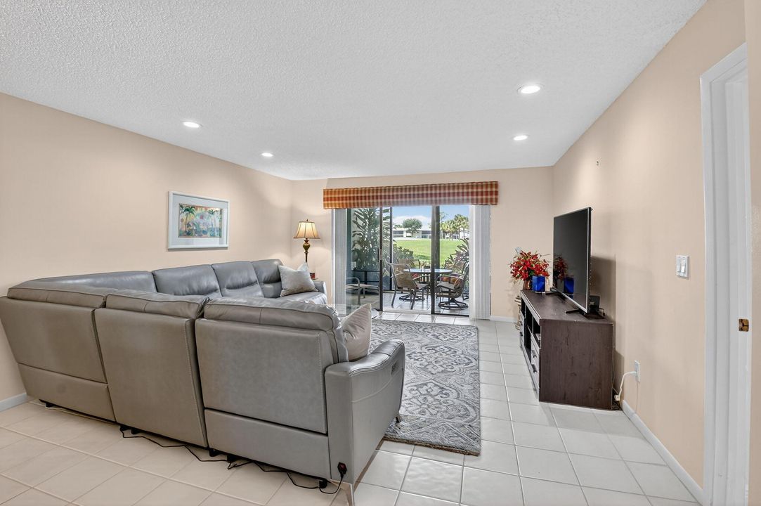 Activo con contrato: $6,000 (2 camas, 2 baños, 1383 Pies cuadrados)