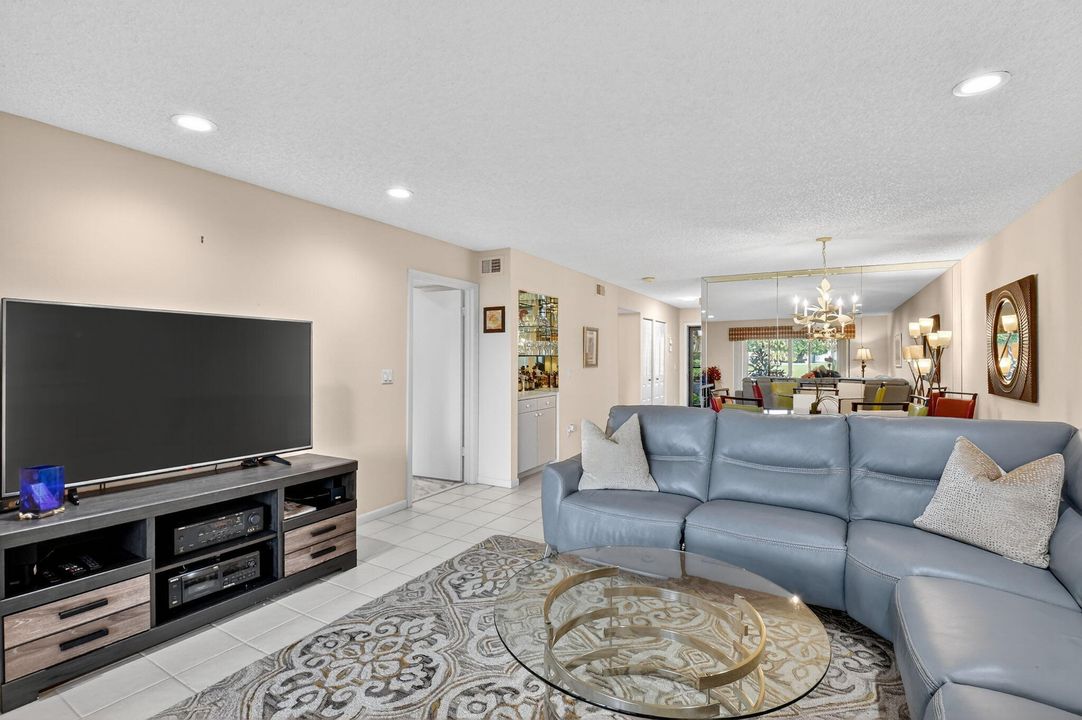 Activo con contrato: $6,000 (2 camas, 2 baños, 1383 Pies cuadrados)