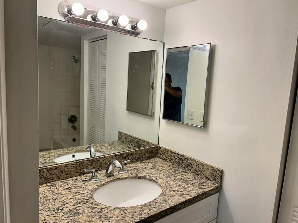 合同活跃: $2,400 (3 贝兹, 2 浴室, 1276 平方英尺)