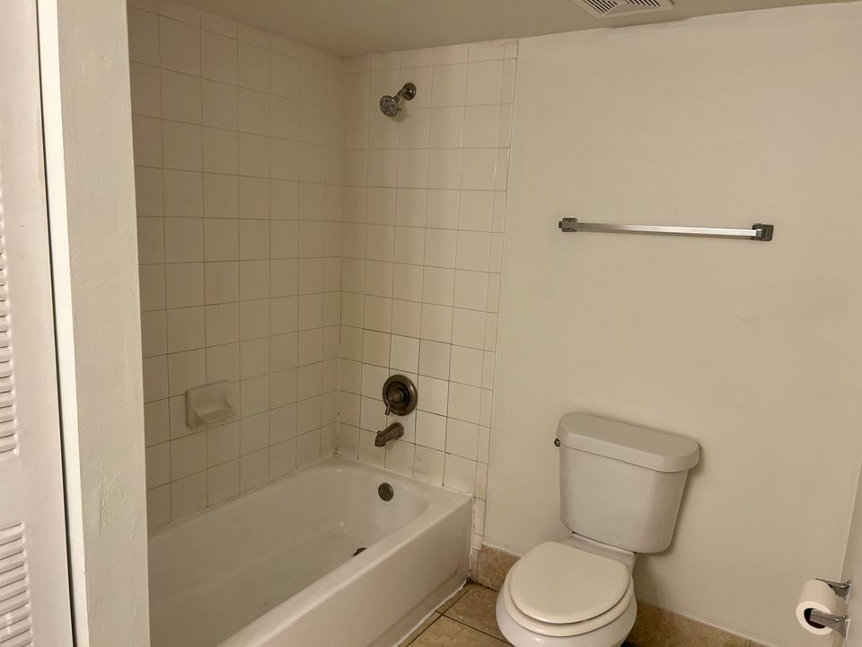 合同活跃: $2,400 (3 贝兹, 2 浴室, 1276 平方英尺)