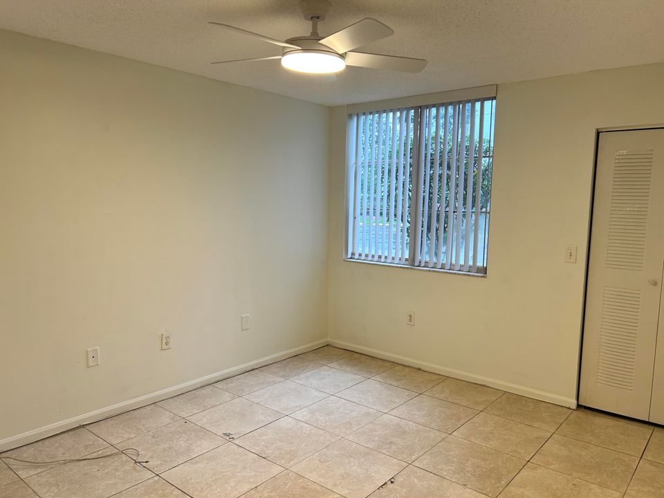 合同活跃: $2,400 (3 贝兹, 2 浴室, 1276 平方英尺)