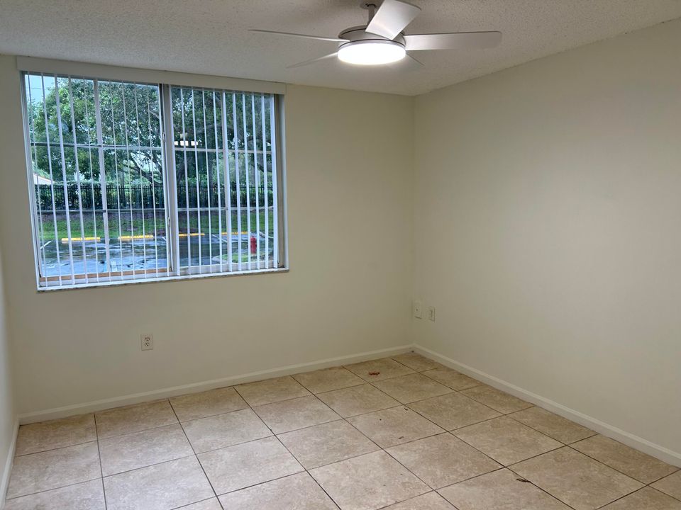 合同活跃: $2,400 (3 贝兹, 2 浴室, 1276 平方英尺)