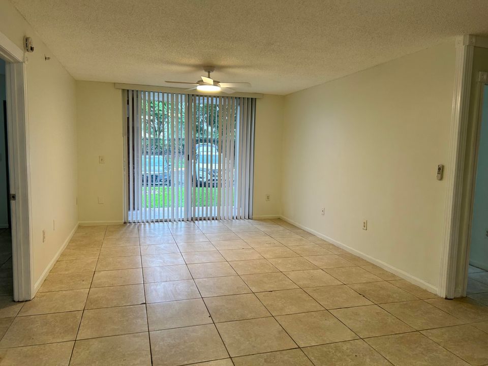 合同活跃: $2,400 (3 贝兹, 2 浴室, 1276 平方英尺)