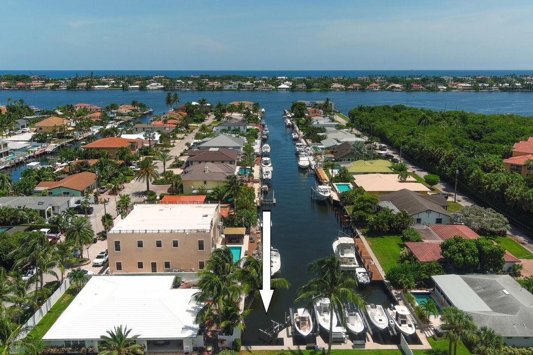 合同活跃: $1,695,000 (5 贝兹, 3 浴室, 2348 平方英尺)