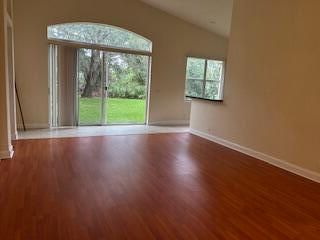 For Rent: $1,900 (3 beds, 2 baths, 1377 Square Feet)