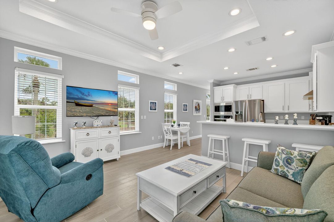 For Sale: $385,000 (2 beds, 2 baths, 1040 Square Feet)