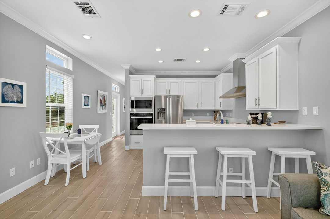 For Sale: $385,000 (2 beds, 2 baths, 1040 Square Feet)