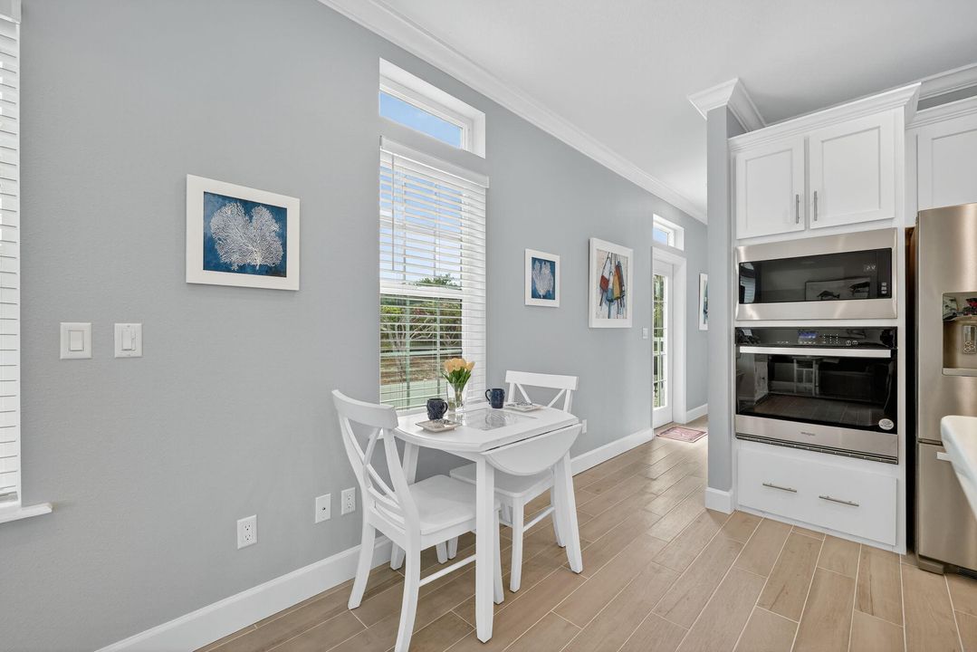 For Sale: $385,000 (2 beds, 2 baths, 1040 Square Feet)