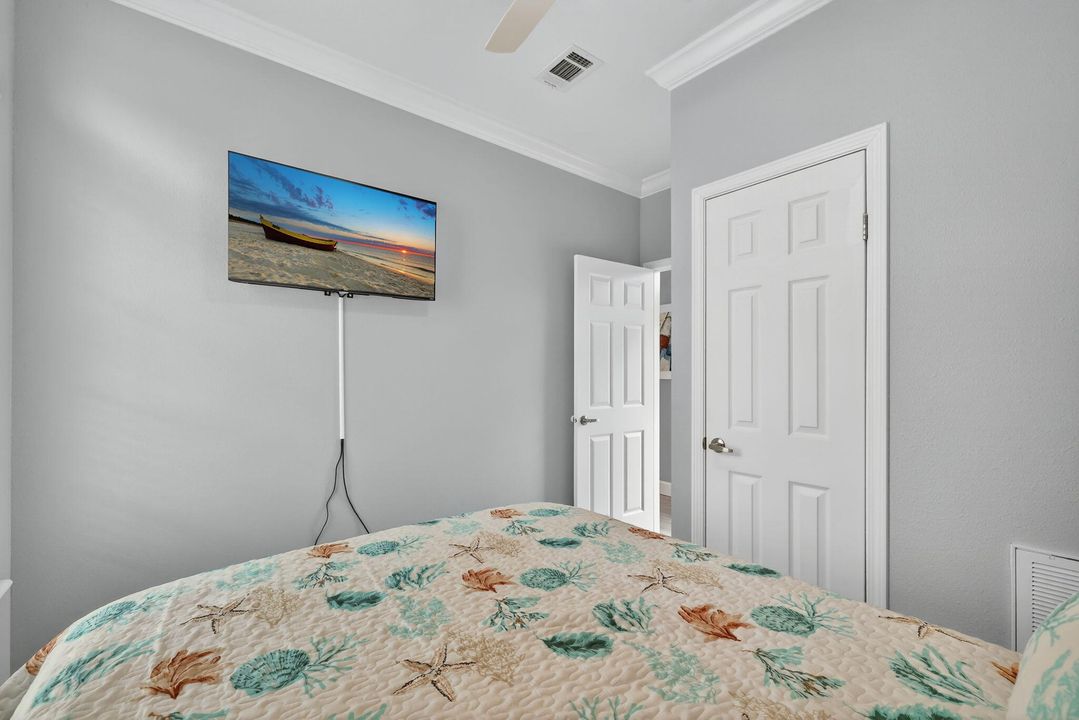 For Sale: $385,000 (2 beds, 2 baths, 1040 Square Feet)