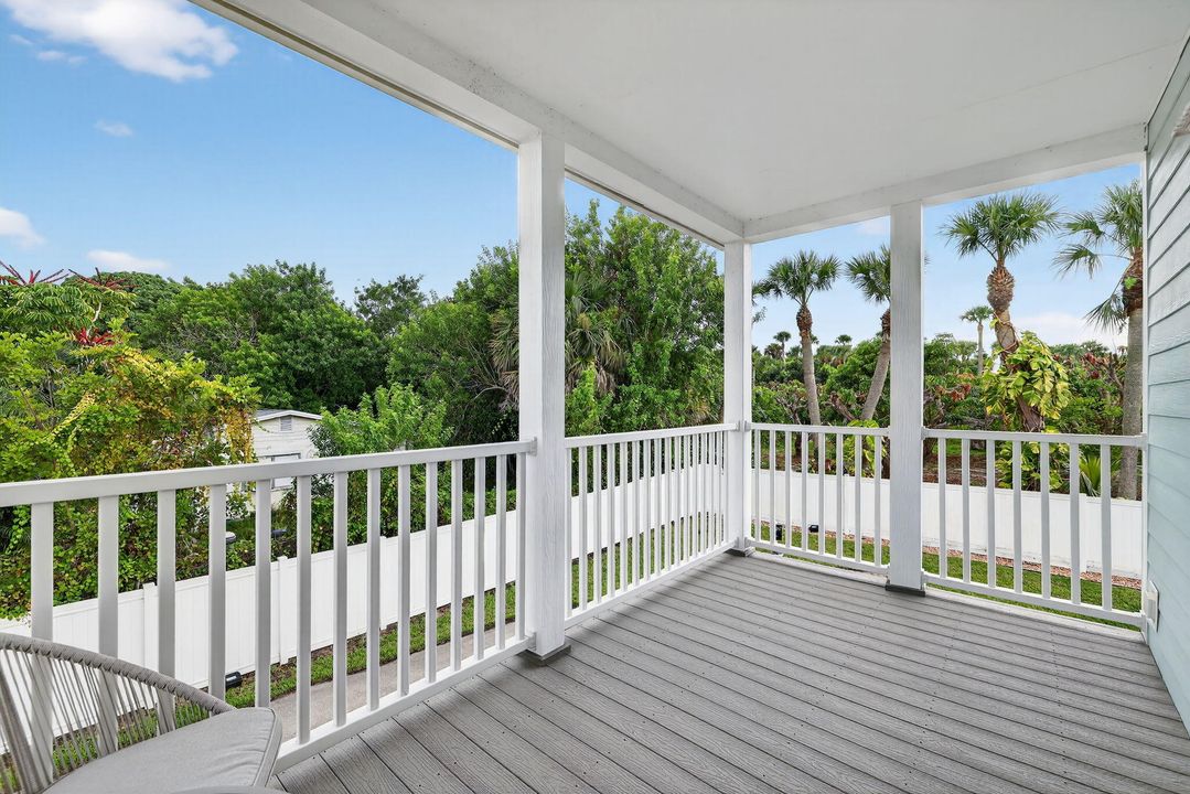 For Sale: $385,000 (2 beds, 2 baths, 1040 Square Feet)