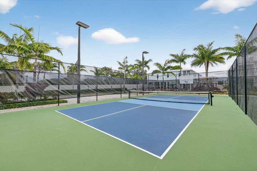 For Sale: $385,000 (2 beds, 2 baths, 1040 Square Feet)