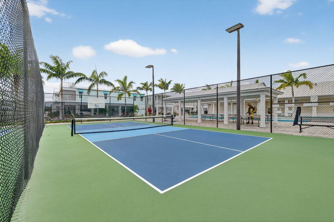 For Sale: $385,000 (2 beds, 2 baths, 1040 Square Feet)