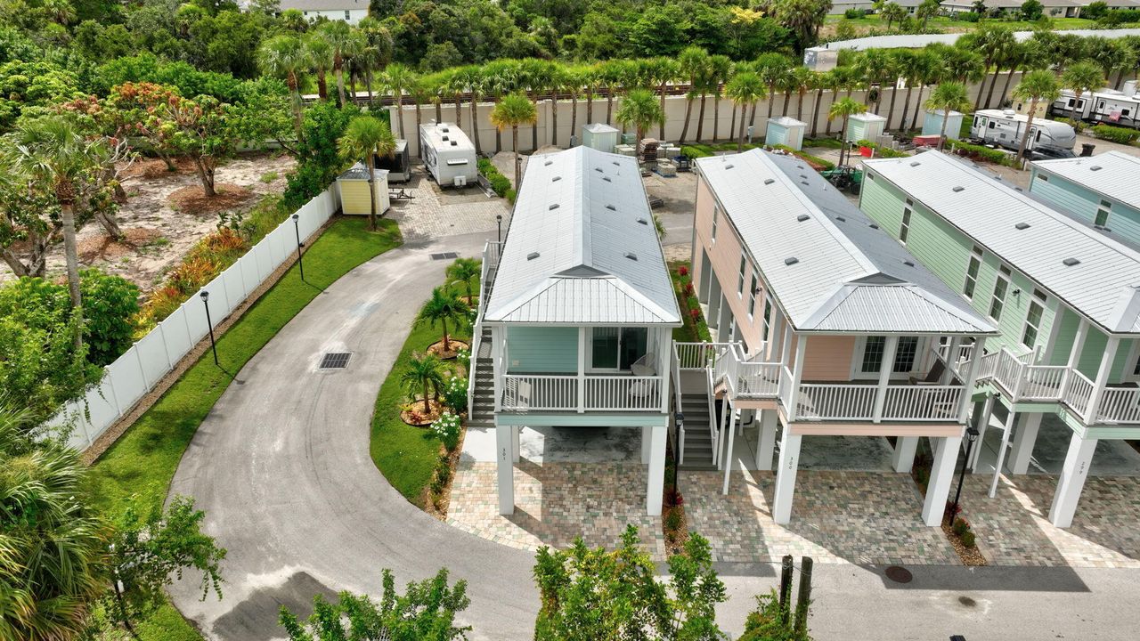 For Sale: $385,000 (2 beds, 2 baths, 1040 Square Feet)