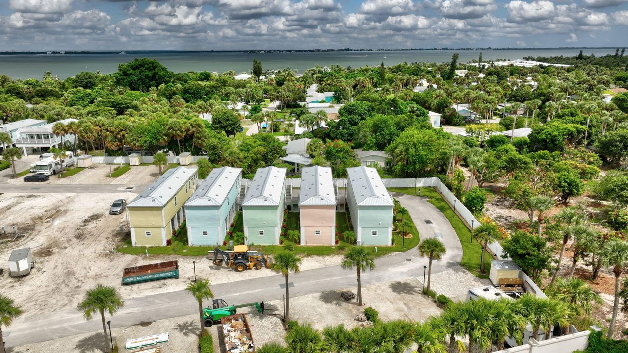 For Sale: $385,000 (2 beds, 2 baths, 1040 Square Feet)