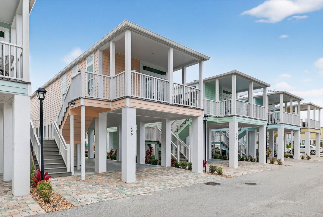 For Sale: $375,000 (2 beds, 2 baths, 1040 Square Feet)