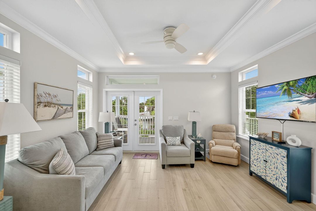 For Sale: $375,000 (2 beds, 2 baths, 1040 Square Feet)