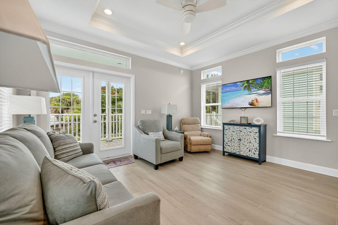 For Sale: $375,000 (2 beds, 2 baths, 1040 Square Feet)