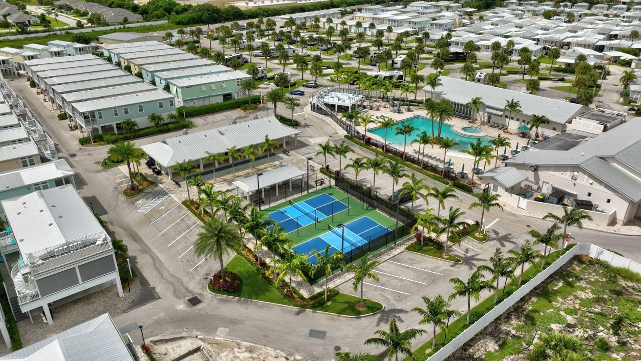 For Sale: $385,000 (2 beds, 2 baths, 1040 Square Feet)