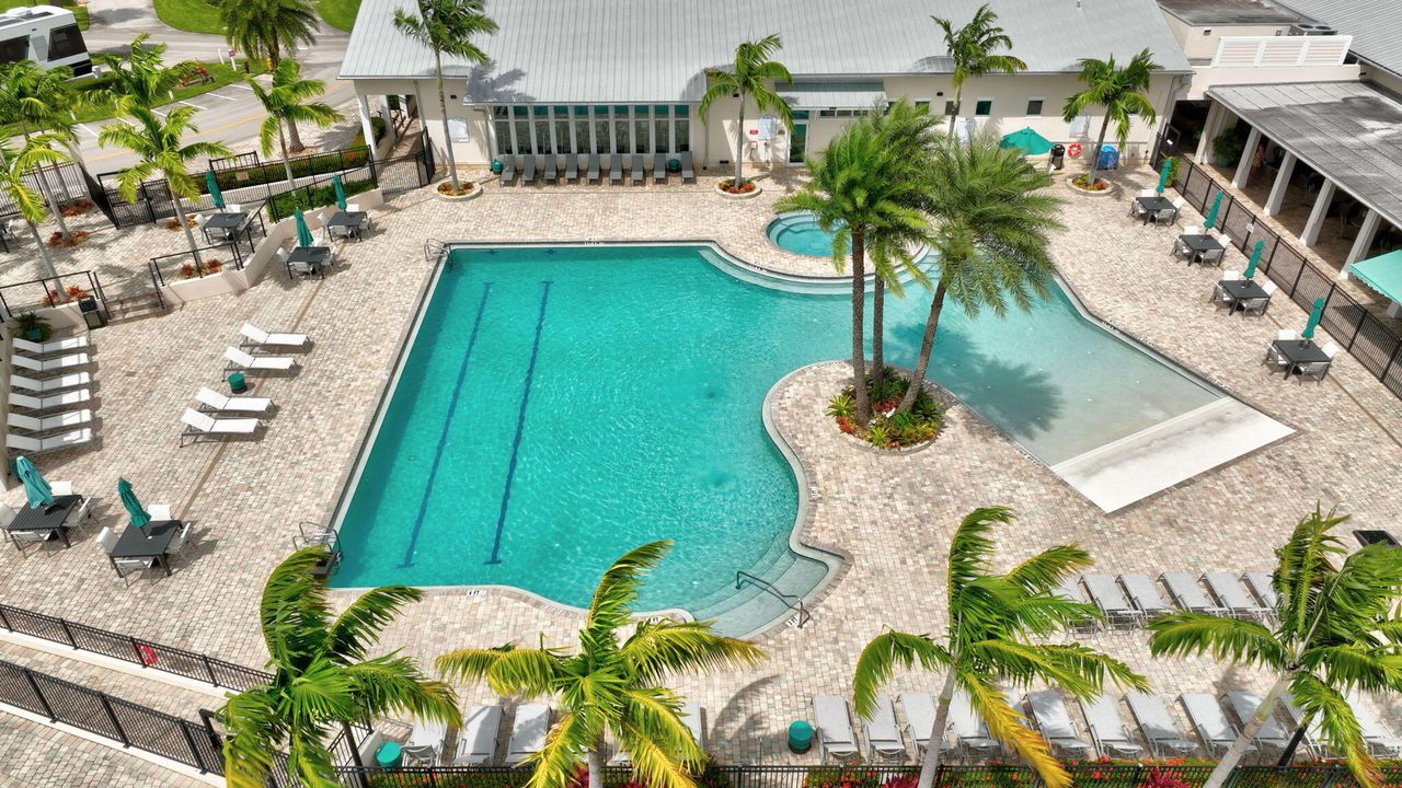 For Sale: $385,000 (2 beds, 2 baths, 1040 Square Feet)