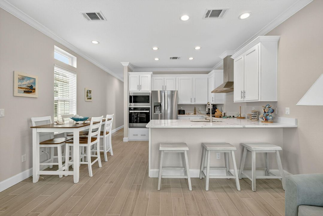 For Sale: $375,000 (2 beds, 2 baths, 1040 Square Feet)