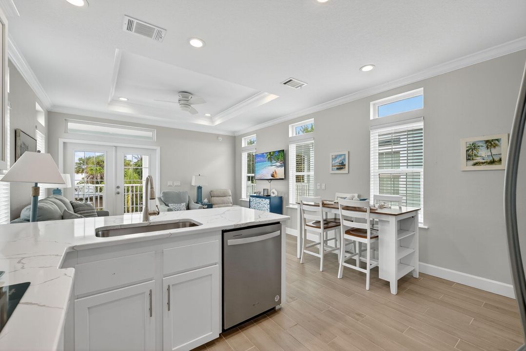 For Sale: $375,000 (2 beds, 2 baths, 1040 Square Feet)